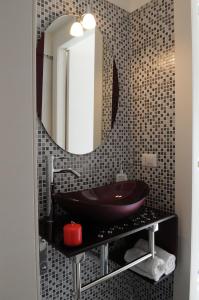 ein Badezimmer mit Waschbecken und Spiegel in der Unterkunft La Casetta del Vaticano in Rom + 20 Fotos