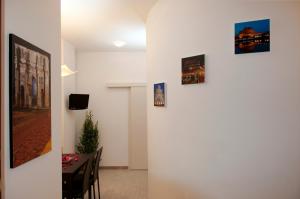 ein Esszimmer mit vier Bildern an der Wand in der Unterkunft La Casetta del Vaticano in Rom