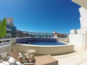 una piscina en la azotea de un edificio en Mallorca Penthouse - cobertura com piscina privativa e vista pro mar, en Bombinhas