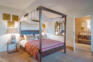 Postel nebo postele na pokoji v ubytování B&B La Douceur de la Miclette + 49 fotografií