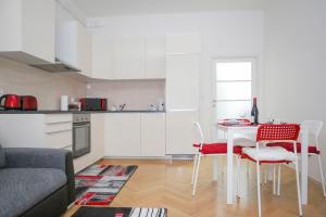 Kuchyňa alebo kuchynka v ubytovaní Stylish apartment a few steps from metro
