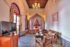 TV a/nebo společenská místnost v ubytování Riad El Amine Fès - Historic Hotels Worldwide
