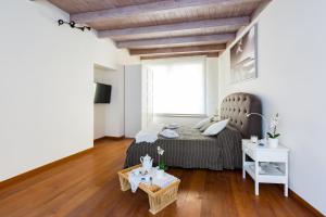 a living room with a bed and a table at The Royal Story in Rome