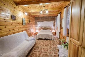Giường trong phòng chung tại Aleksandrówka - Domek Aleksander