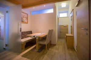 una piccola sala da pranzo con tavolo e porta di Hotel Ennskraxblick a Kleinarl