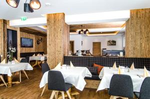 Reštaurácia alebo iné gastronomické zariadenie v ubytovaní Hotel Garni Persutt