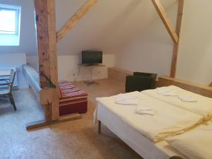 Postel nebo postele na pokoji v ubytování Městský Hotel Dorinka