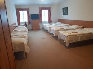 Postel nebo postele na pokoji v ubytování Městský Hotel Dorinka