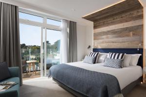 Postel nebo postele na pokoji v ubytování St Michaels Resort, Falmouth + 37 fotografií