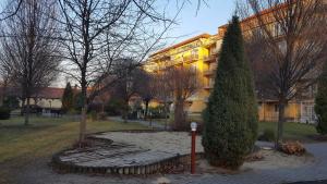 Vonkajšia záhrada v ubytovaní Liget Apartment, Terrace, Free Parking, AC