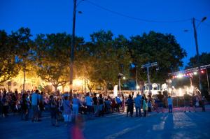 una multitud de personas de pie en frente de un camión de bomberos en L'amigeste, en Pouzols-Minervois