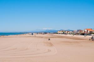 Una vista de una playa con gente caminando en ella en L'amigeste, en Pouzols-Minervois