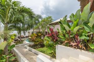 ウルワツにあるVilla Leelavadeeの庭園(スイミングプール、植物あり)