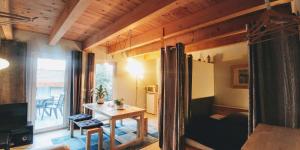 a living room with a table and a dining room at Pension an der Elsterbrücke in Berlin