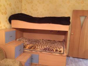 een slaapkamer met een stapelbed en bij Апартаменты на Вихрева, 82 in Shuya