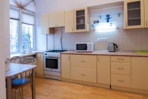O bucătărie sau chicinetă la Home-Hotel Apartments-Mykhailivska