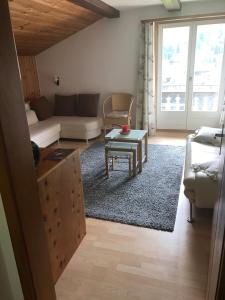 ein Wohnzimmer mit einer Couch und einem Tisch in der Unterkunft "Falkenstein" in Davos + 17 Fotos