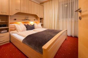 1 dormitorio con 1 cama grande en una habitación en Rainer's Appartements, en Längenfeld