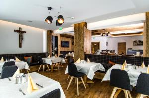 Reštaurácia alebo iné gastronomické zariadenie v ubytovaní Hotel Garni Persutt