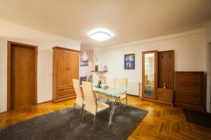 a dining room with a table and chairs at Business Class Apartment in Cluj-Napoca