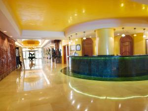 a lobby with a fountain in the middle of a building at MS Amaragua in Torremolinos