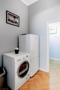 eine Küche mit einer Waschmaschine und einem Kühlschrank in der Unterkunft ClickTheFlat Wspólna Central Apart Rooms in Warschau