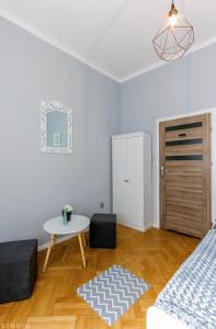 een woonkamer met een bed en een tafel bij ClickTheFlat Wspólna Central Apart Rooms in Warschau