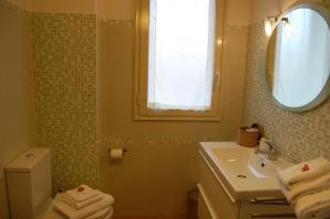 uma casa de banho com um lavatório, um WC e um espelho. em B&B Prima Classe em Belpasso