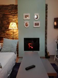 un soggiorno con divano e camino di Beautiful cottage in Zagora a Zagora
