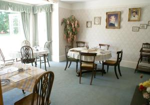 イブシャムにあるHaselor Farm B & Bのダイニングルーム(テーブル、椅子付)、テーブルと椅子付きの部屋