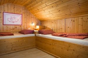 2 letti in una sauna con pareti in legno di Hauserhof am Goldberg a Dellach