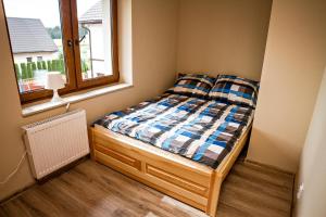 Postel nebo postele na pokoji v ubytování Bałtyk Park Gąski
