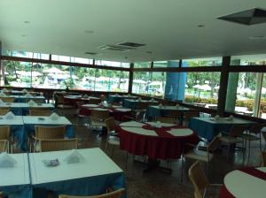 Een restaurant of ander eetgelegenheid bij Marulhos Resort Flat Particular
