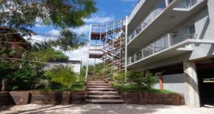 Las Gaviotas في لاس جافيوتاس: درج يؤدي إلى مبنى مع حقيبة درج