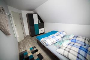 una camera da letto con letto, cuscini e specchio di Dmuchawiec Łukęcin a Łukęcin