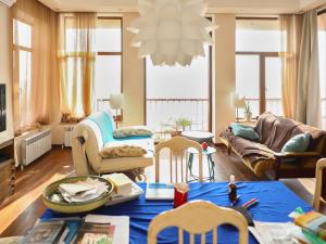 uma sala de estar com um sofá e uma mesa em Apartments Aigedzor em Yerevan