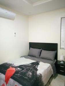 Una cama o camas en una habitación de Zion Place
