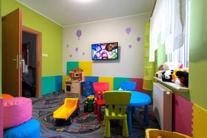 Televízia a/alebo spoločenská miestnosť v ubytovaní Pensjonat Śnieżka SPA