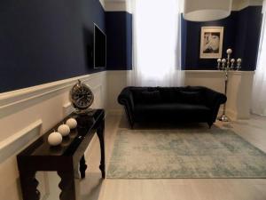 プラートにあるHs4U The Blue Charm Suite apartmentのリビングルーム(黒いソファ、テーブル付)