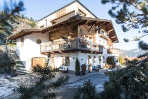 ein großes Haus mit einem Balkon an der Seite in der Unterkunft Naturlodge Ladis im Sommer inkl Super Sommer Card in Ladis