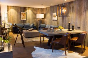 - un salon avec une table et un canapé dans l'établissement Bentleys House MOUNTAIN Residence, à Zürs