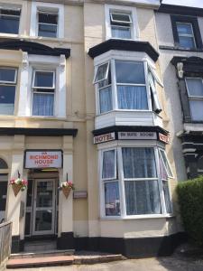 une maison avec un panneau d'hôtel devant elle dans l'établissement Richmond House, à Southport