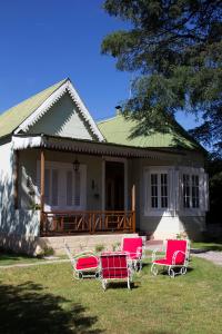 un grupo de sillas frente a una casa en Divina Casona Posada Boutique en San Rafael