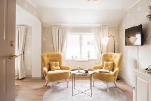 sala de estar con 2 sillas y mesa en Hilma Winblads Bed & Breakfast, en Linköping