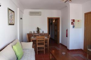 阿爾布費拉的住宿－Apartamentos Colina do Mar Downtown Albufeira，客厅配有沙发和桌子