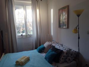 een slaapkamer met een bed met twee handdoeken erop bij Apartment Optimist/City Break in Split