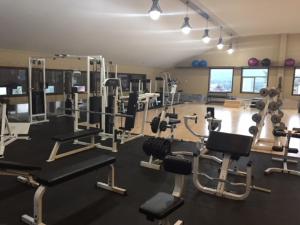 Fitness centrum a/nebo fitness zařízení v ubytování Spruce Hill Resort & Spa