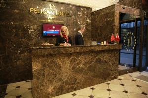 イスタンブールにあるPelican House Hotelのロビーのカウンターに立つ女性