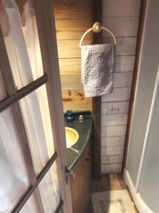 Baño pequeño con lavabo y toalla en Tacamita, en La Pedrera