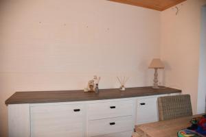 um balcão num quarto com uma parede branca em Rust aan de kust em Middelkerke